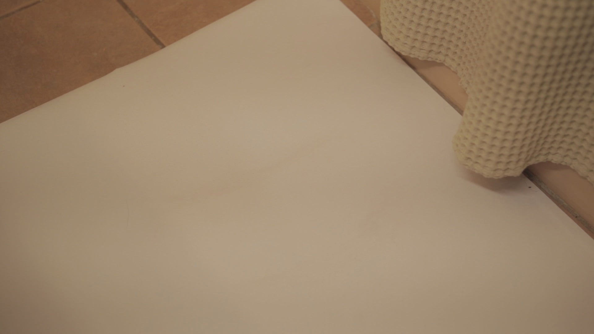 Load video: Bloody Bath Mat in action